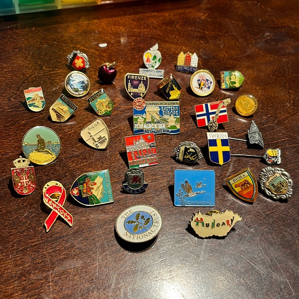 vintage pins!! travel souvenirs!